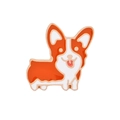 Detail einer Corgi-Emaille-Anstecknadel mit leuchtend orangen und weißen Farben - Corgi Stil