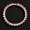 Detailansicht der pinkfarbenen Herz-Zirkonia-Tenniskette auf schwarzem Lederhintergrund - 8 Zoll (20cm) / Gold Armband (Rosa Zirkon)