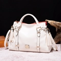 Bolso tote vintage de cuero sintético blanco con forro rojo y detalles de borlas doradas - Blanco Roto