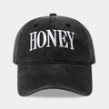 Detailansicht der HONEY 3D-Stickerei auf gewaschenem Baumwollstoff der Baseballkappe - Verstellbar / Schwarz