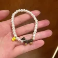 Elegante pulsera de perlas con dije de perro salchicha marrón y pato amarillo para mujer - S801 Perro - Pulsera de Perlas de Cachorro
