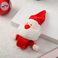 Dettaglio del braccialetto a scatto Babbo Natale in peluche su sfondo bianco con sfere rosse - Babbo Natale