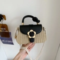 Bolso de paja con solapa de cuero negro y hebilla de flor dorada para mujer - Negro