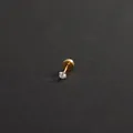 Pendiente de acero de titanio con circón de 4 garras doradas y diseño de fondo plano - Tornillo de fondo plano / 3mm / Dorado