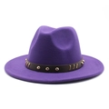 Dettaglio del cappello Fedora viola in lana con cinturino in pelle marrone e borchie - M (56-58cm) / Viola