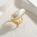 Anillo ajustable de acero inoxidable dorado con gran perla ovalada en soporte blanco - Estilo Abierto de Perla Ovalada (R819) / Dorado