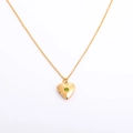 Collana con medaglione a cuore d'oro con peridoto verde e incisione a stella - Agosto - Verde Peridoto