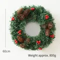 Corona de Navidad de 60cm con piñas y bayas rojas sobre agujas de pino artificiales - 60CM / Estilo de Piña Regular
