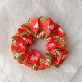 Détail d'un chouchou de Noël avec sapins et boules festives sur satin vert lisse - Style 9 (Rouge Vert Sapin de Noël)