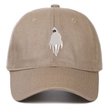 Gros plan d'une broderie fantôme blanche sur une casquette en coton kaki aux points précis - Réglable / Kaki