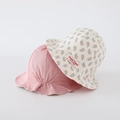 Dettaglio di due cappelli da sole per neonati con stampe floreali e tessuto a pieghe - 48cm / Rosa