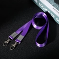 Lila Nylon-Schlüsselband mit Doppel-Metall-Karabinerhaken auf dunklem Hintergrund - 1.5cm / Lila