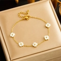 Elegante gouden bloemenarmband met witte bloemblaadjes in een beige sieradendoosje - Enkel Stuk - Armband (B1390) / Goud