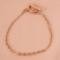 Detalle de collar en oro rosa con cierre de barra OT geométrico y elegante - Collar (43cm) / Oro rosa