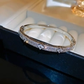 Dettaglio bracciale argento con fiori in zirconia scintillanti su scatola portagioie - Argento