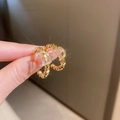 Detailansicht goldener C-Ohrring mit Rautenmuster und dem Buchstaben D Design - Goldene Buchstabe D Patchwork Ohrringe (16#)