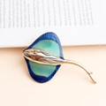 Broche de raya en esmalte azul y verde de aleación dorada con ojos de cristal rosa - Azul