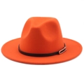 Vue détaillée du chapeau fedora orange avec bande en cuir noir et boucle en métal argenté - M (56-58cm) / Orange