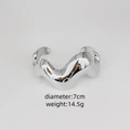 Pulsera rígida ondulada irregular en plata pulida para un estilo moderno - Estilo de Ondas (H)