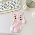 Rosa Baumwollsocken mit drei süßen Bären-Stickereien in einer Lifestyle-Umgebung - Rosa Drei Bären
