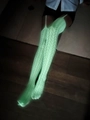 Gros plan de bas résille vert fluo avec motif évidé en V brillant dans le noir - Grande taille / 7341 Porte-jarretelles Épi de Blé Lumineux