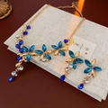 Détail d'une parure vintage avec strass bleus et pendentifs en forme de goutte d'eau - Parure Collier et Boucles d'Oreilles Fleur Bleue (Ensemble de deux pièces)