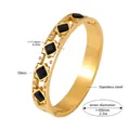 Vista detallada del brazalete geométrico dorado con vidrio negro y medidas de 11,4 mm de ancho - Estilo de Hebilla de Cristal Negro y Strass (Z378)