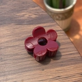 Gros plan sur une petite pince à cheveux fleur rouge foncé brillante sur surface en bois - 5cm / Rouge Ancorra