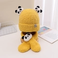 Dettaglio del set cappello e sciarpa a panda giallo in morbido peluche per bambini - Panda Giallo