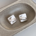 Minimalistische quadratische Ohrstecker in Matt-Silber mit gebürsteter Faltenstruktur - Silbernes Quadrat