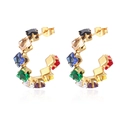Dettaglio di orecchini a cerchio dorati con zirconi quadrati in vari colori dell'arcobaleno - Zirconia Multicolore (MS-498)