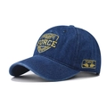 Vue détaillée de la broderie FORCE jaune sur la casquette en jean bleu foncé délavé - Réglable / Bleu Marine Lavé