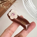 Dark brown wavy hair clip with a white flower, pink rhinestone, and gold label - 4.8cm / Coffee