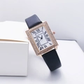 Dettaglio dell'elegante orologio rettangolare con lunetta di diamanti e pelle nera - Nero