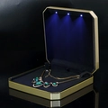 Scatola per collana a LED ottagonale dorata con velluto nero e tre faretti interni - Scatola Grande per Collana / Oro