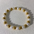 Bracciale minimalista in acciaio inossidabile 18k con perle di conchiglia bianche - Perla di Conchiglia 6mm + Perla d'Oro in Acciaio Inossidabile 6mm
