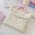 Detail van gebloemde laptophoes met witte kant en zachte roze handgrepen voor stijl - Beige Paarse Bloem