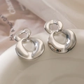 Moderne gepolijste zilveren geometrische dubbele oorringen op wit keramiek voor dames - Abstracte Dubbele Ring Geometrisch (44903) / Zilver