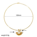 Goldener Titanstahl-Choker mit weißem Emaille-Fächeranhänger und Abmessungen - Halsreif (TN3369-G-WT) / Goldbasis Weißes Emaille