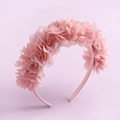 Detailansicht des handgefertigten rosa Netzhaut-Haarreifens mit Satin-Oberfläche - Stil A