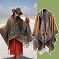 Poncho à capuche bohème gris et marron avec motifs floraux et finitions à franges - Couleur 22