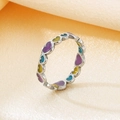 Vista detallada de corazones de esmalte de colores en un anillo de acero inoxidable - US 6 / Color Acero-Corazón Púrpura Amarillo Cian (KR109867-WGZQ)