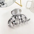 Pince à cheveux moderne en métal argenté ondulé avec finition brillante chic - 10.5cm / Gris