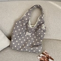 Gros plan d'un sac cabas en velours côtelé gris à pois blancs avec étiquette sozakka - Gris