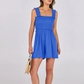 Détail d'un combishort bleu avec bustier smocké et bretelles à volants pour femme - Bleu