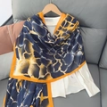 Eleganter blau-gelber Leinenschal mit Tiermuster über weißem Hemd auf einem Kleiderbügel - 180*85CM / LM282-3 Orange