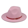 Detalle de sombrero fedora rosa con correa de cuero roja y hebilla dorada - Talla Adulto (57-60cm) / Rosa