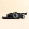 Detail van vintage zwarte leren riem met zilveren concho's en turquoise stenen - Zwart met blauwe kraal