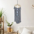 Dettaglio della decorazione murale in macramè grigio con occhio e pietre blu - Grigio