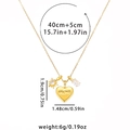 Dettaglio macro della collana d'oro con pendenti cuore, stella e MOM con dimensioni - MOM (Catena di Rame)